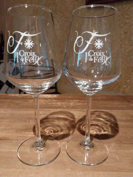 Idée cadeau originale avec bouteille de vin ou une session de dégustation de vin dans un domaine viticole a Vailhauquès proche de Montpellier dans l'Hérault